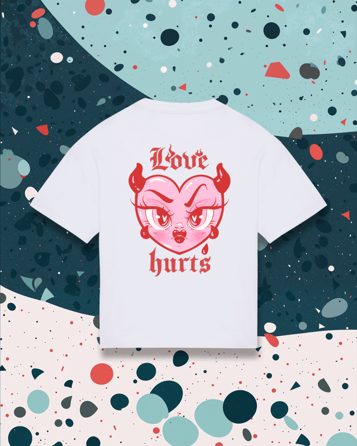 AKA022 t shirt donna oversize bianca stampa Love Hurts retro
