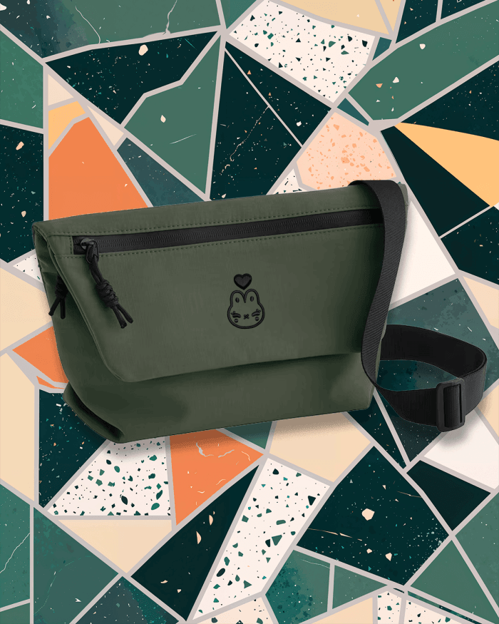 AKA024 mini messenger bag pine green con logo nero ricamato