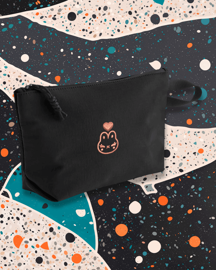 AKA025 pouch nero logo rosa Chiara Akamon