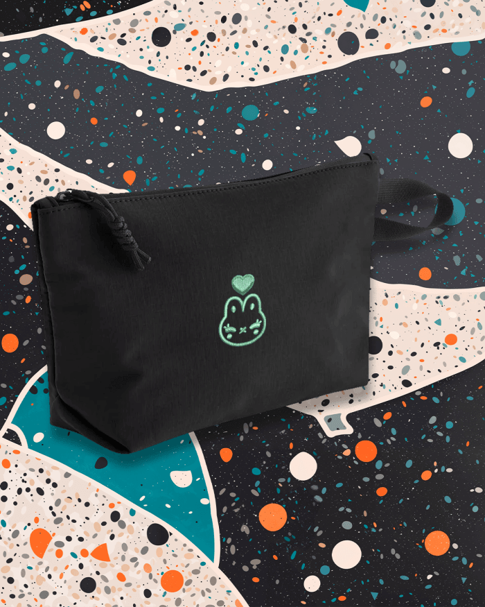 AKA025 pouch nero logo verde Chiara Akamon