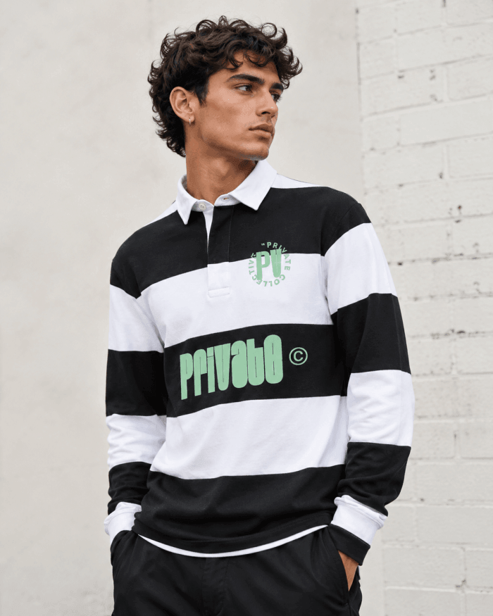 Polo rugby black PRIVATE COLLECTIVE indossata