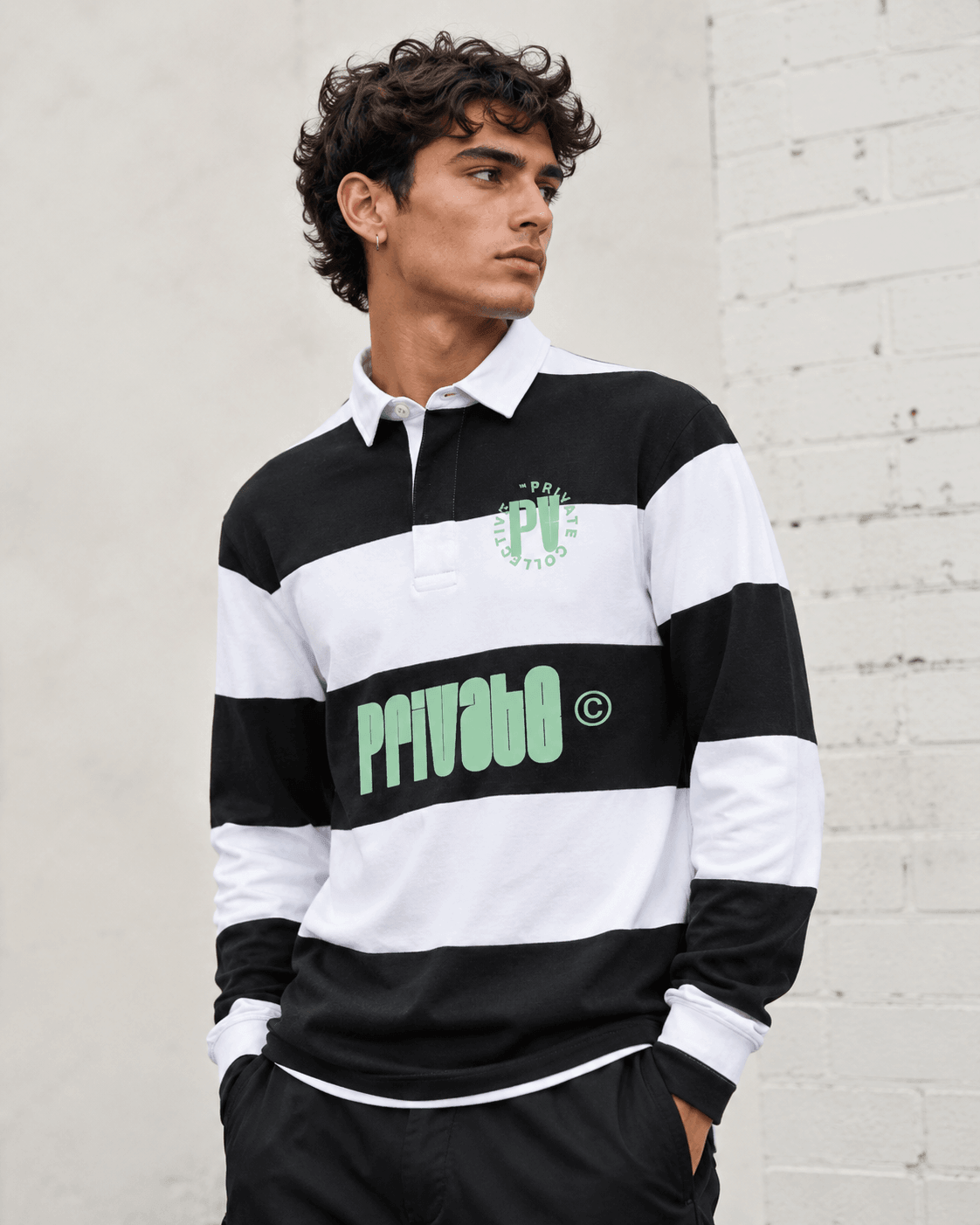 Polo rugby black PRIVATE COLLECTIVE indossata