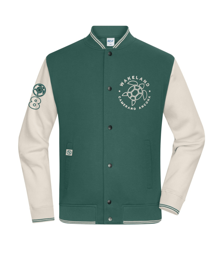 Giacca college Wakeland ricamata con logo tartaruga sul petto – stile varsity in tessuto felpato verde e maniche panna