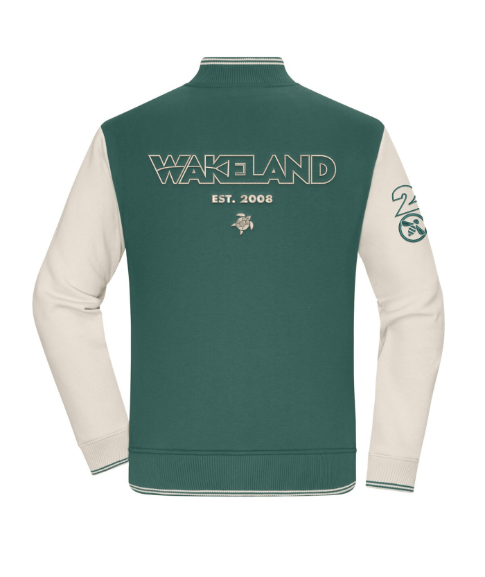 Retro giacca college Wakeland con maxi scritta ricamata, data di fondazione e logo tartaruga centrale – stile varsity premium